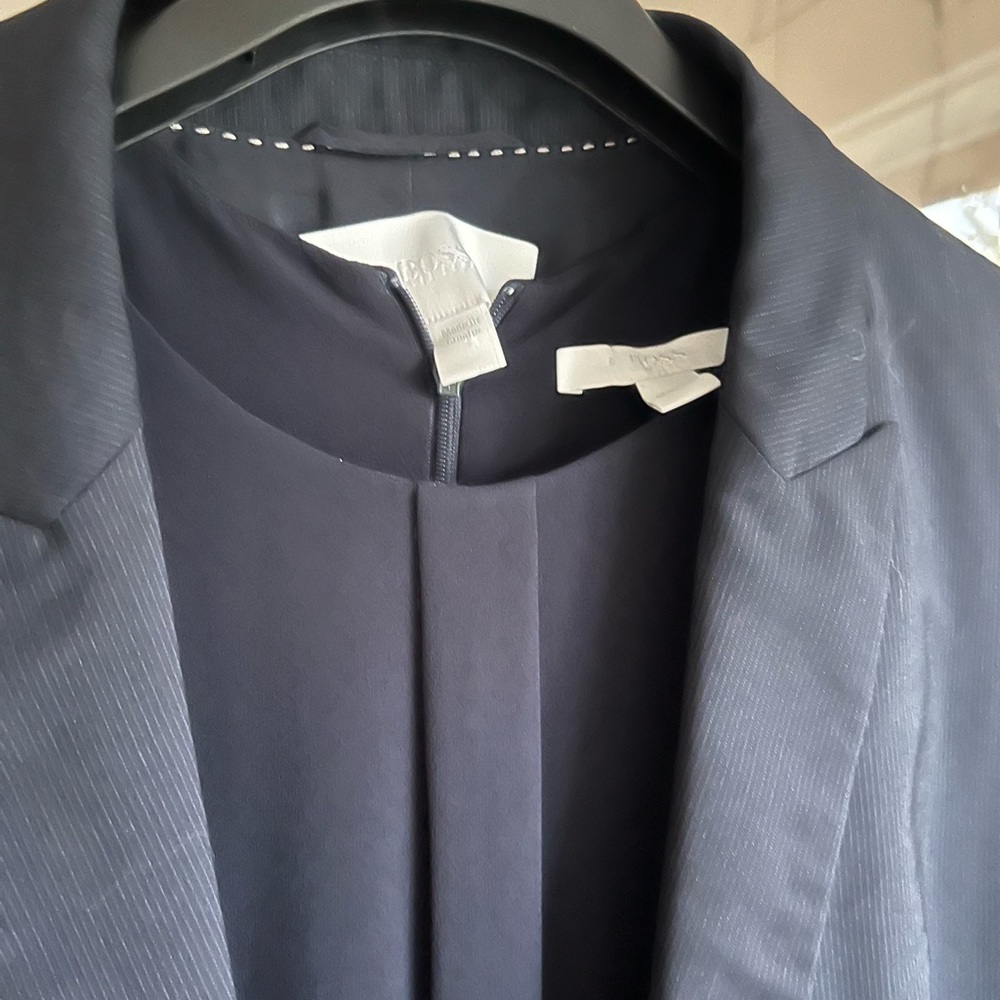 Hugo Boss 3 piece suit - size 8, 6